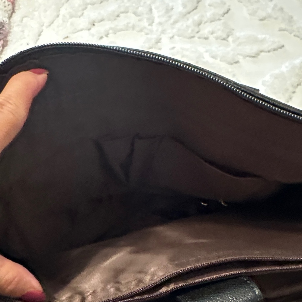 Elegant Black Leather Tote Bag - Picture 5 of 7